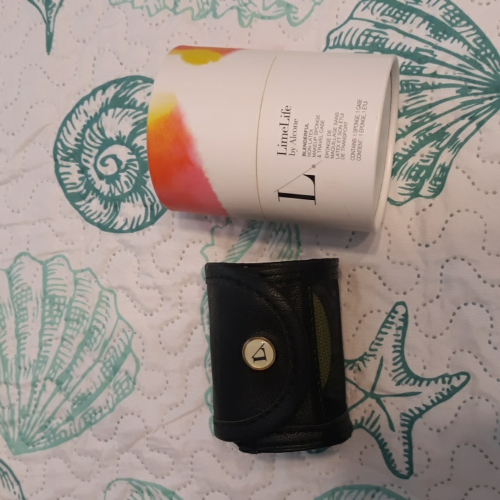 Brand New Blenderful Makeup Sponge with Travel Case